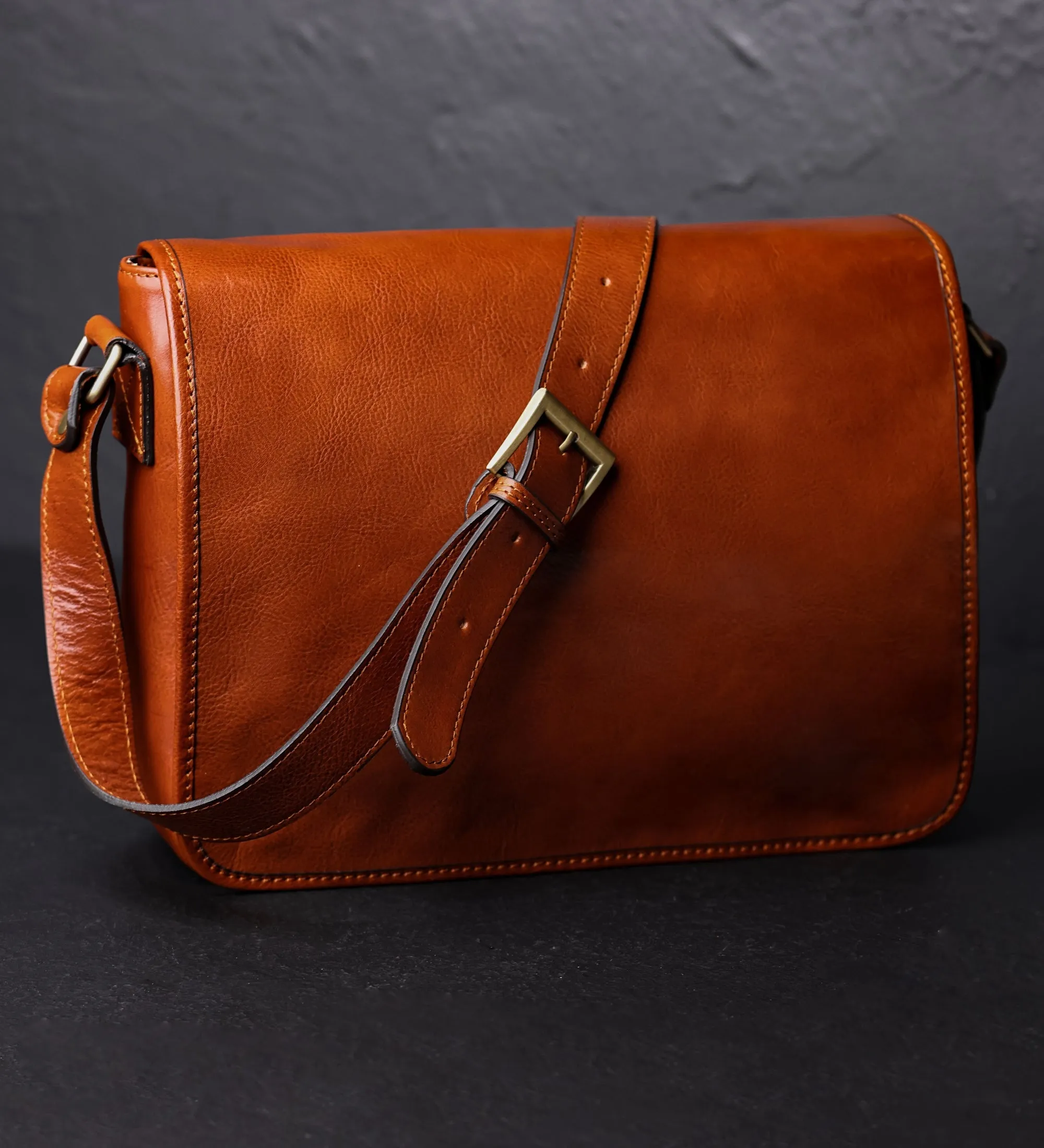 Full Grain Italian Leather Messenger Bag – The Stranger