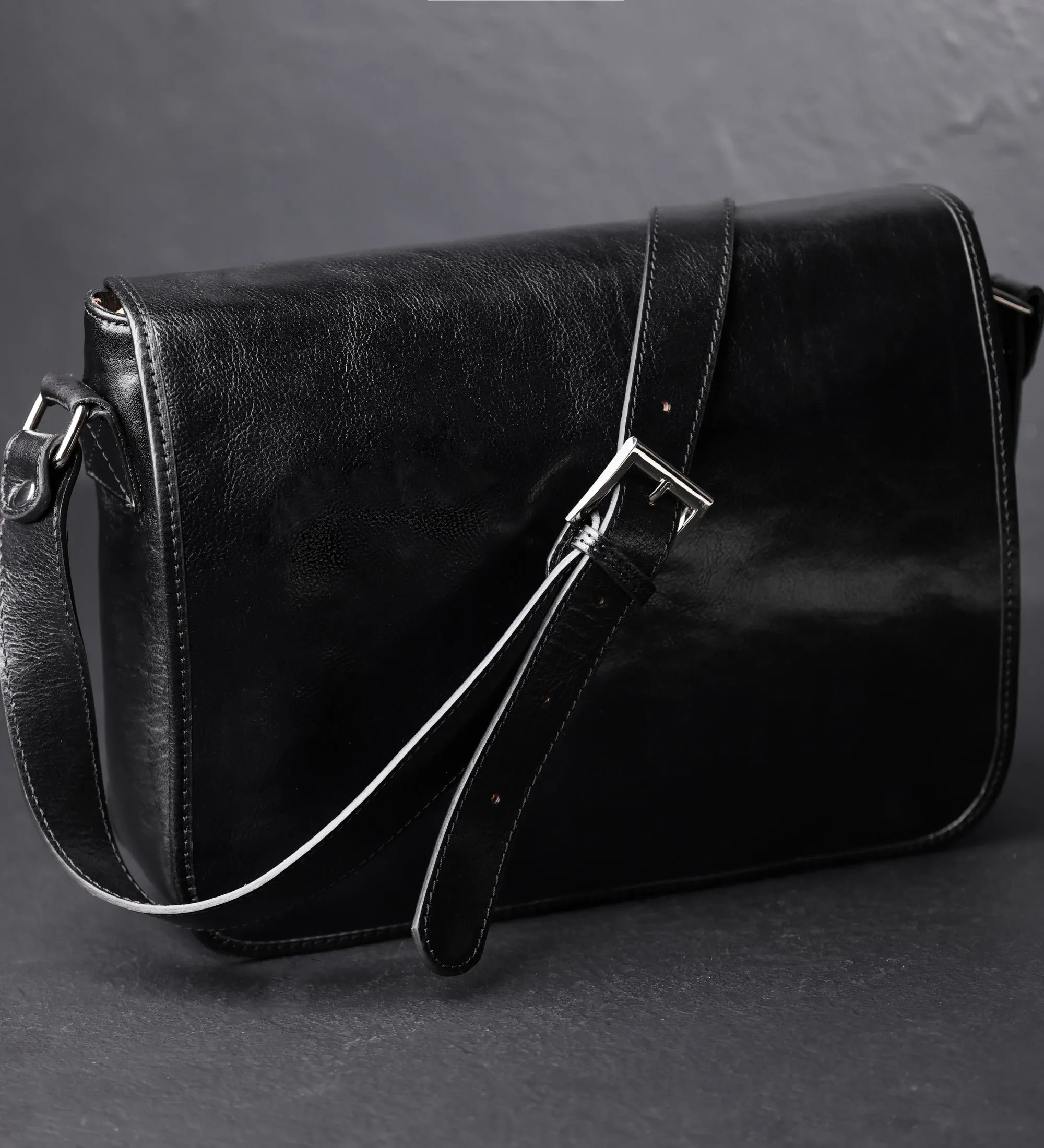 Full Grain Italian Leather Messenger Bag – The Stranger