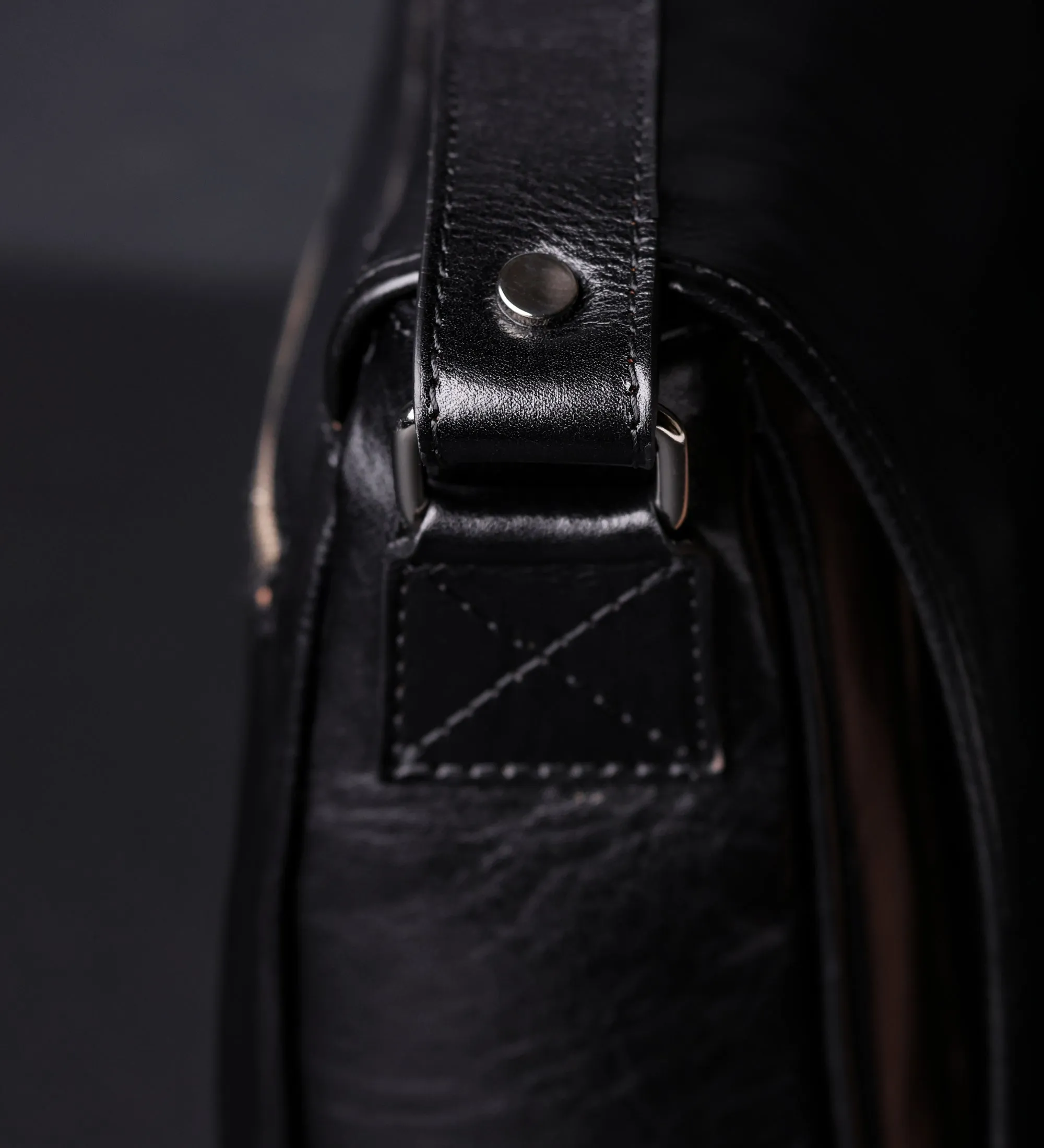 Full Grain Italian Leather Messenger Bag – The Stranger