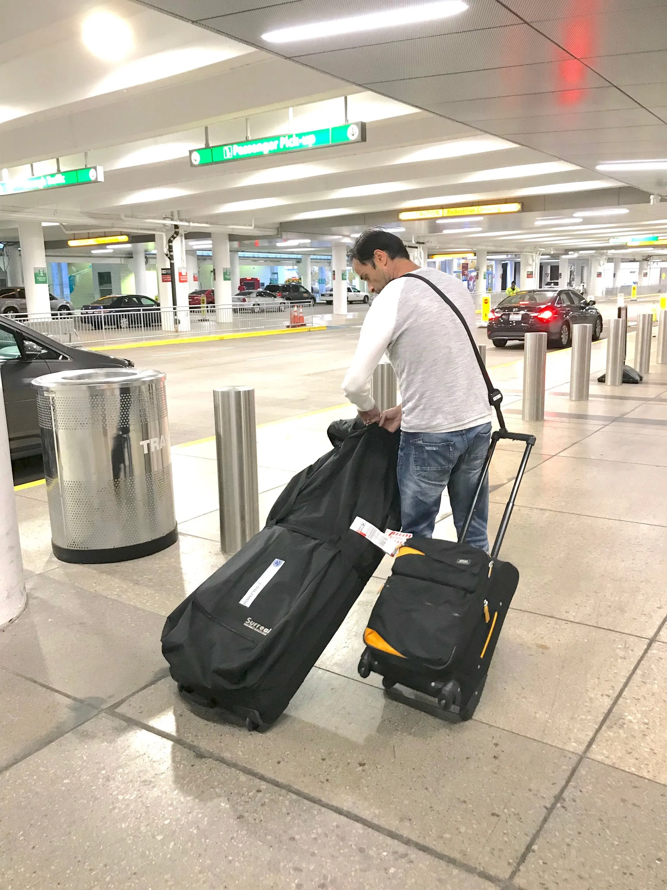 (U.S.) RetraStrap Hands Free your carry-on luggage - Anti theft.